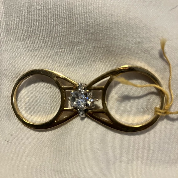 Unique two-in-one ring! Just flip and you have a whole different setting. - Picture 3 of 6